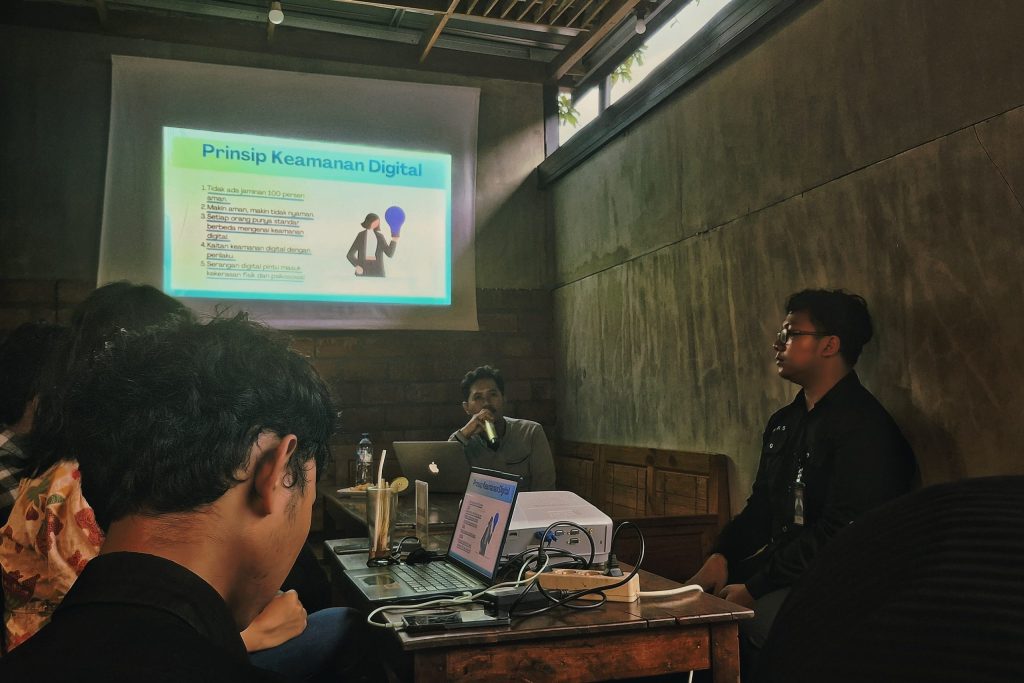 Acara Kelas Advokasi Strategi Keamanan Digital Pers Mahasiswa di Kafe Pustaka pada Rabu (30/04) (PERSPEKTIF/ Elvada)