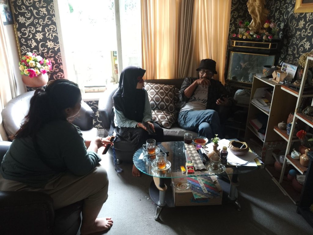 Perbincangan dengan Bapak Hariyono di ruang tamu rumahnya (09/11/2025) (PERSPEKTIF/Akmal)

